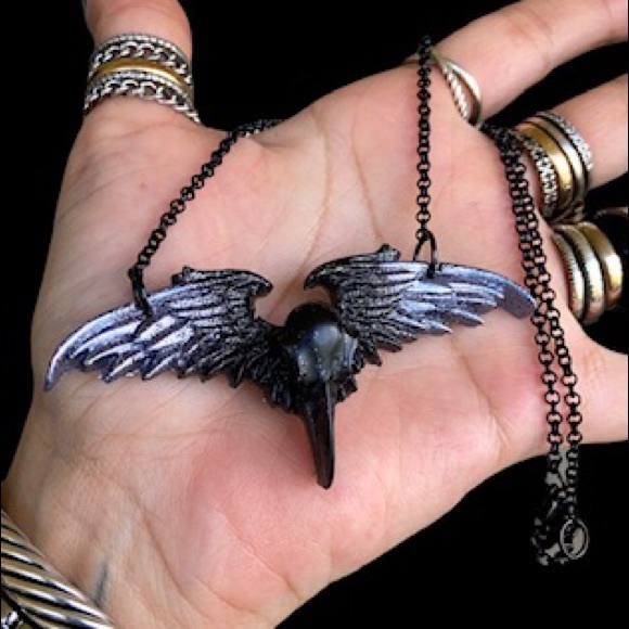 Black & metallic blue resin skull crow necklace - Picture 4 of 6
